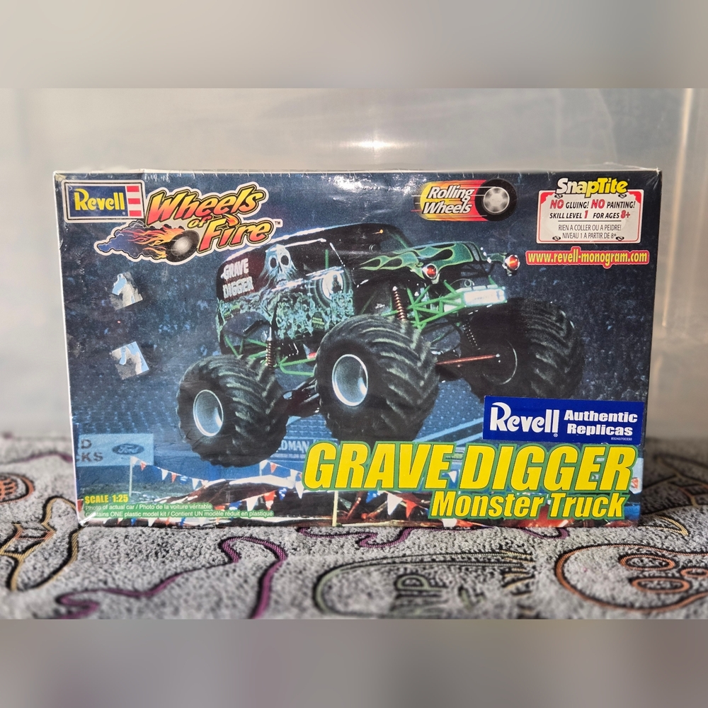 Grave Digger Monster Truck Model Kit 2002 NEW